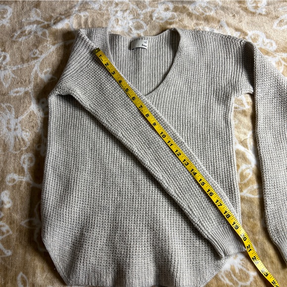 WILFRED | Aritzia Waffle Vneck Sweater | XS - Picture 5 of 8